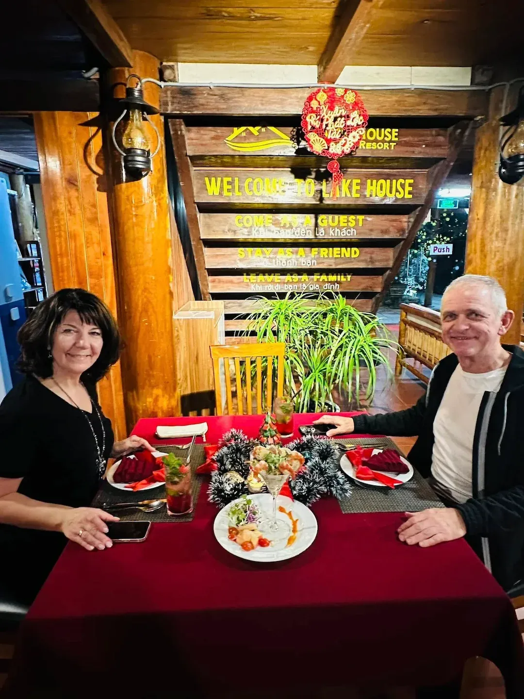 thưởng thức bữa tối tại Phong Nha Lake House