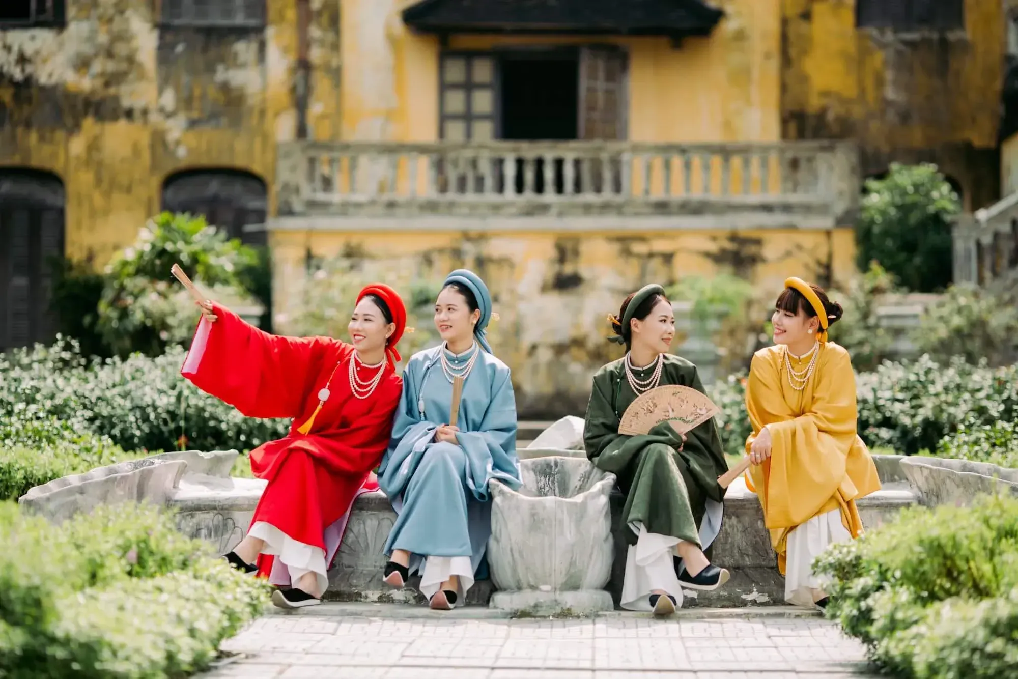 Khách check in tại sân vườn sau Cung An Định