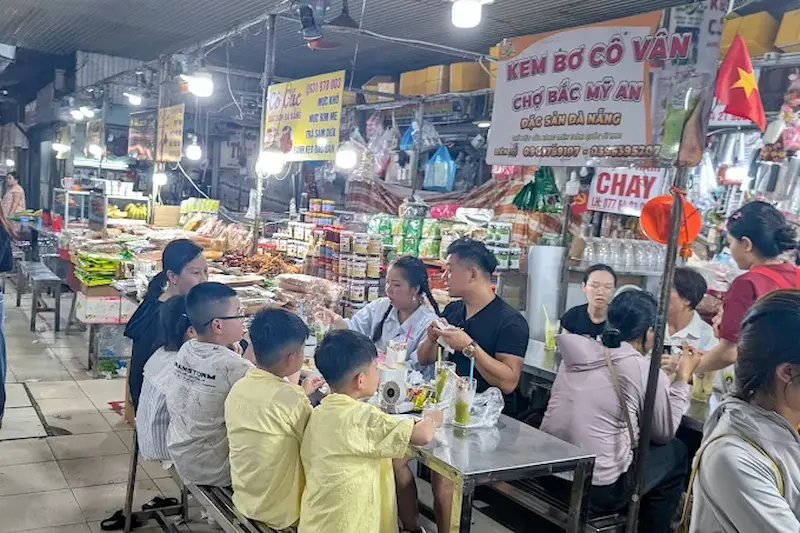 דוכן אוכל מקומי בתוך שוק באק מי אן