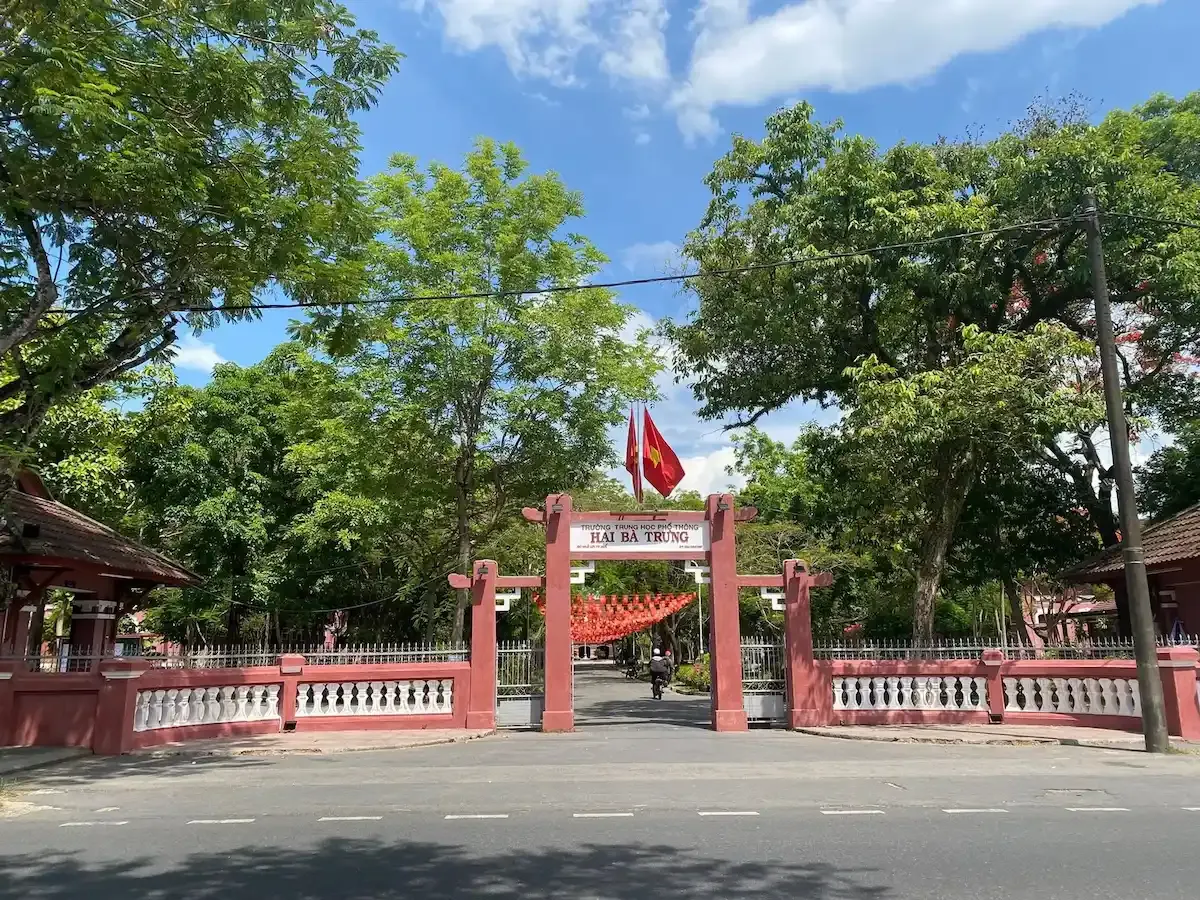 Cổng trường THPT Hai Bà Trưng Huế