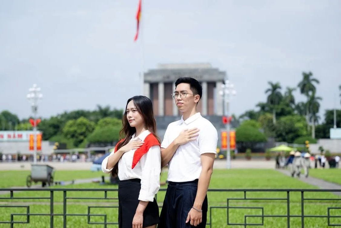 Du khách chụp ảnh trước Lăng Bác
