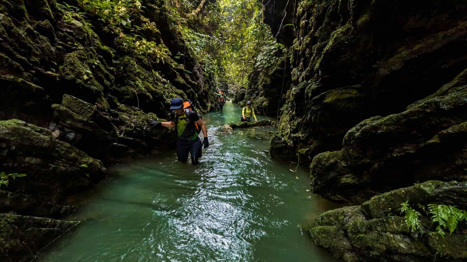Trekking qua suối trong tour Hung Thoòng