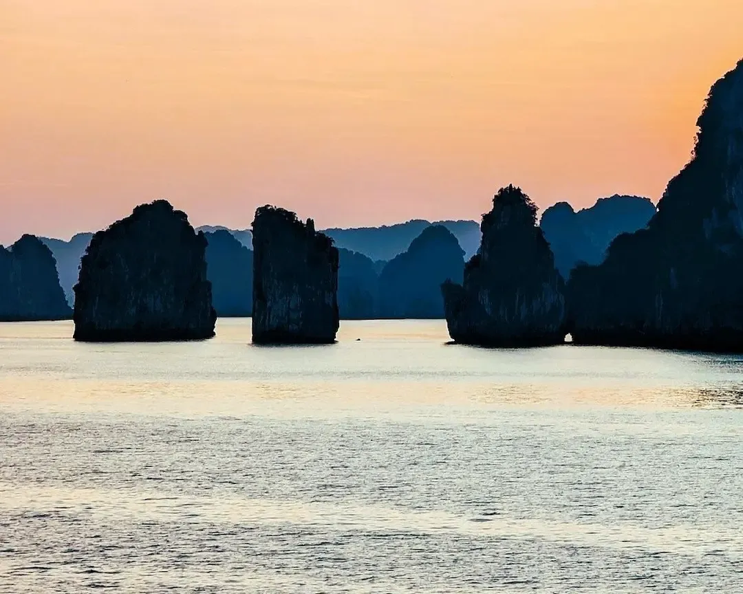 Peaceful Starlit Evening on Bai Tu Long Cruise Deck With Warm Lighting, Wooden Lounge Area, and Intimate Atmosphere   Authentic Experience Without Party Scene Noise
