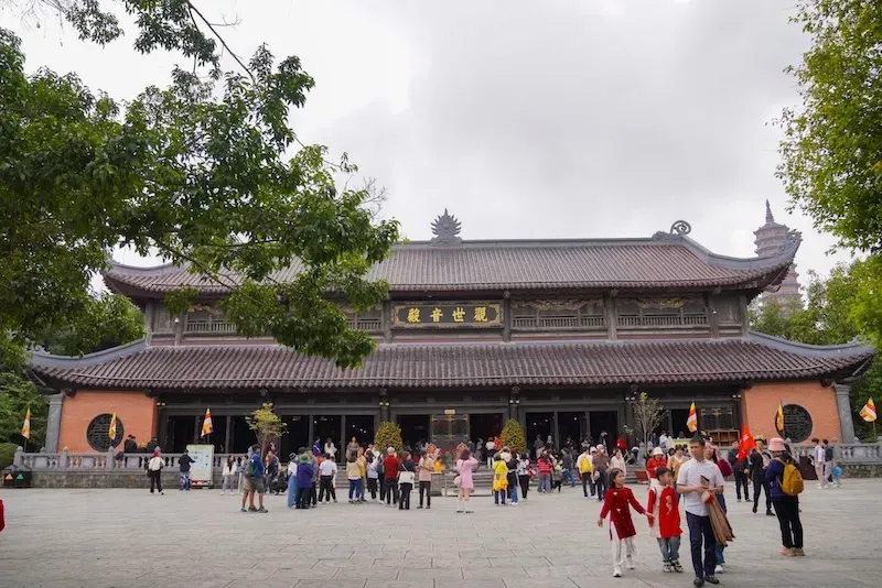 Du khách tham quan chùa Bái Đính