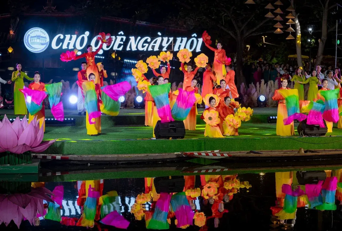 Các hoạt động văn hóa nghệ thuật tại Chợ Quê Ngày Hội