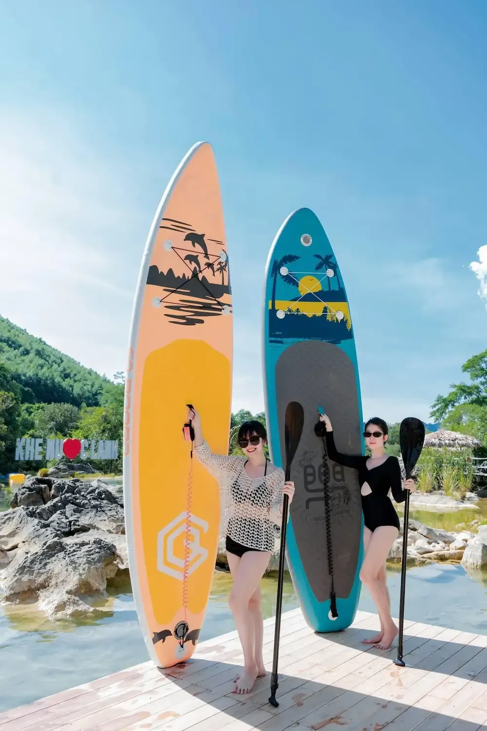 cô gái cầm thuyền SUP