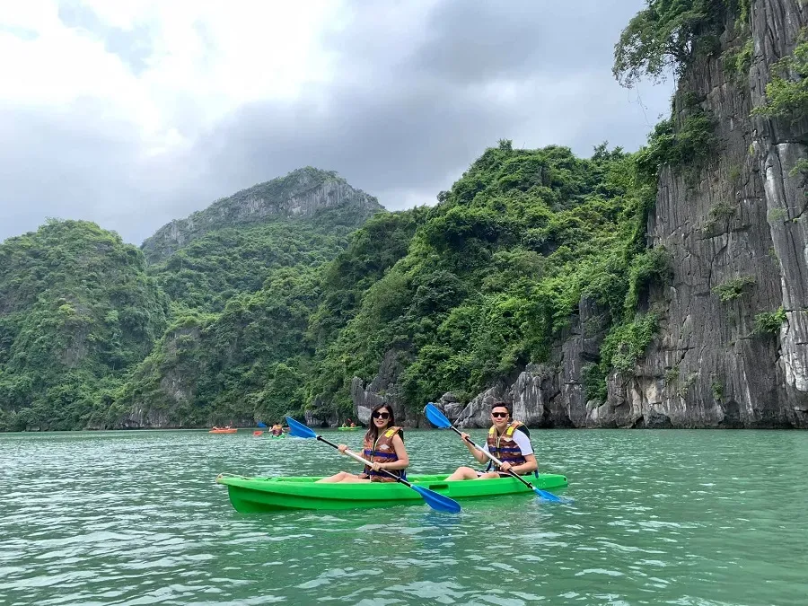 2 du khách chèo kayak quanh đảo titop vịnh hạ long