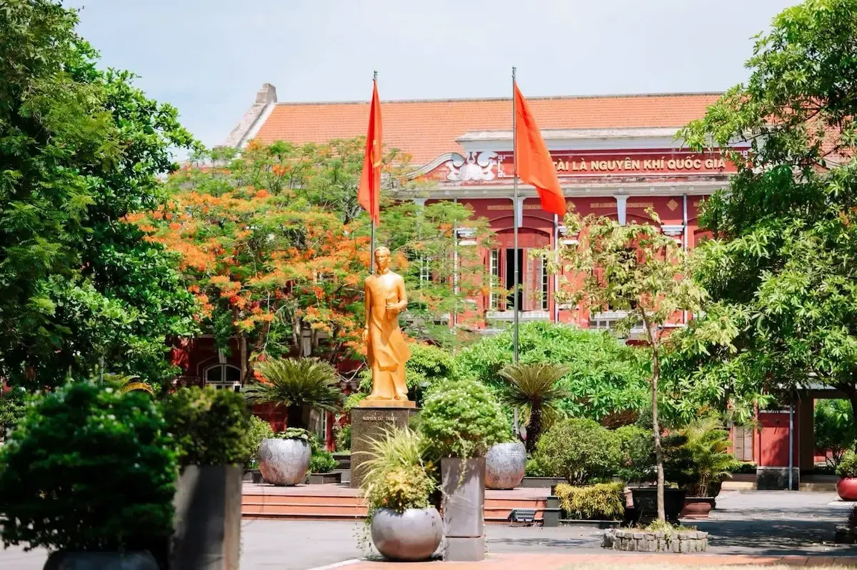 Khuôn viên trường Quốc học Huế