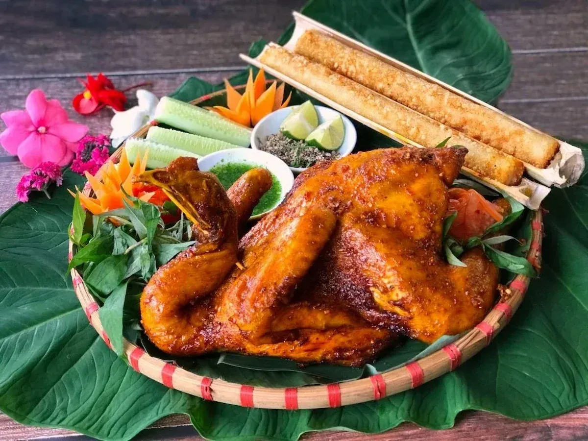 Món gà đồi nuống than hoa nổi tiếng ở Tam Đảo