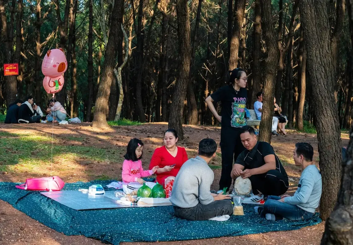 Du khách picnic tại đồi Vọng Cảnh