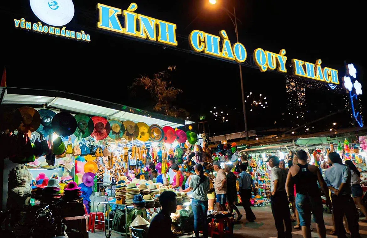 Cổng vào chợ đêm Trần Phú Nha Trang