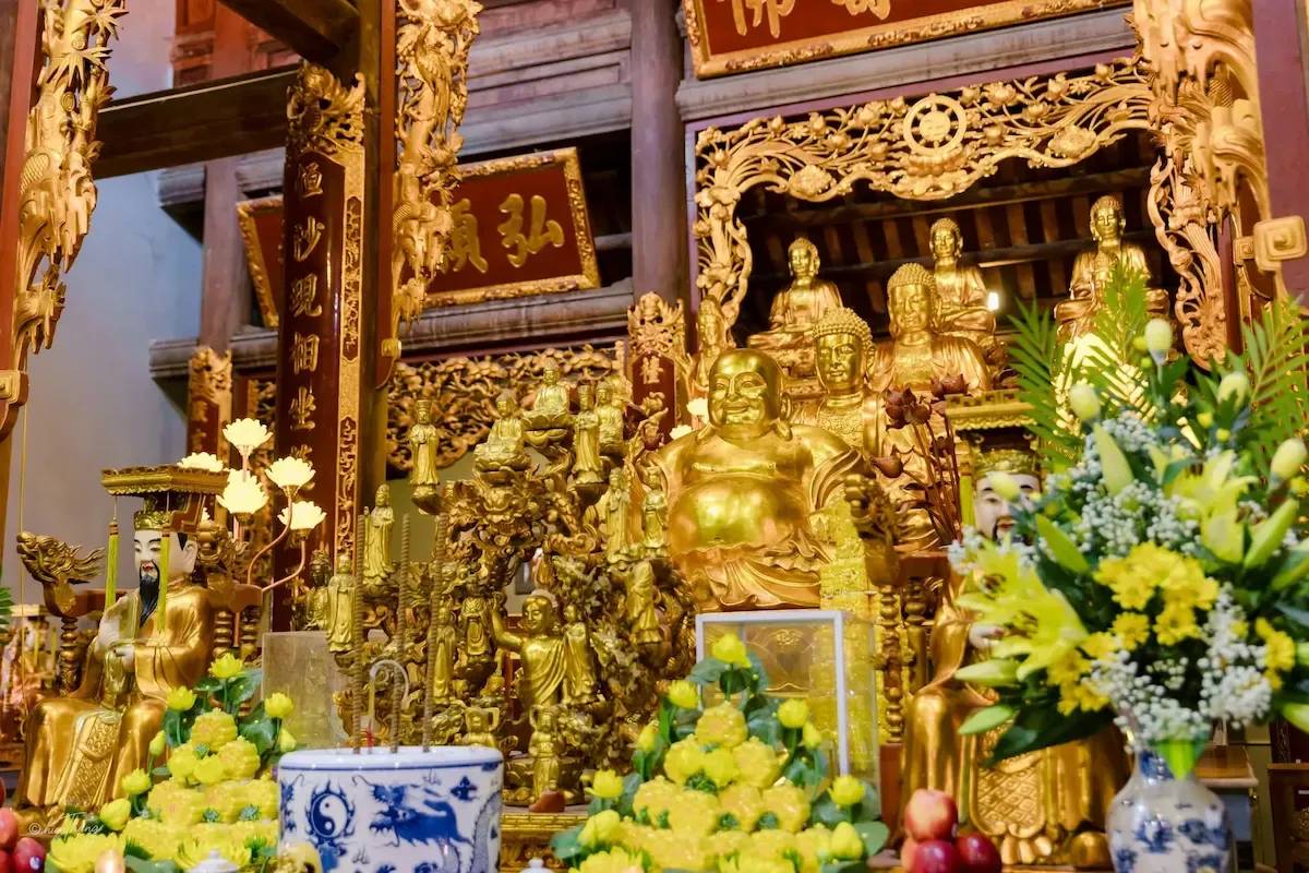Tượng Phật bằng vàng bên trong chùa Hoằng Phúc