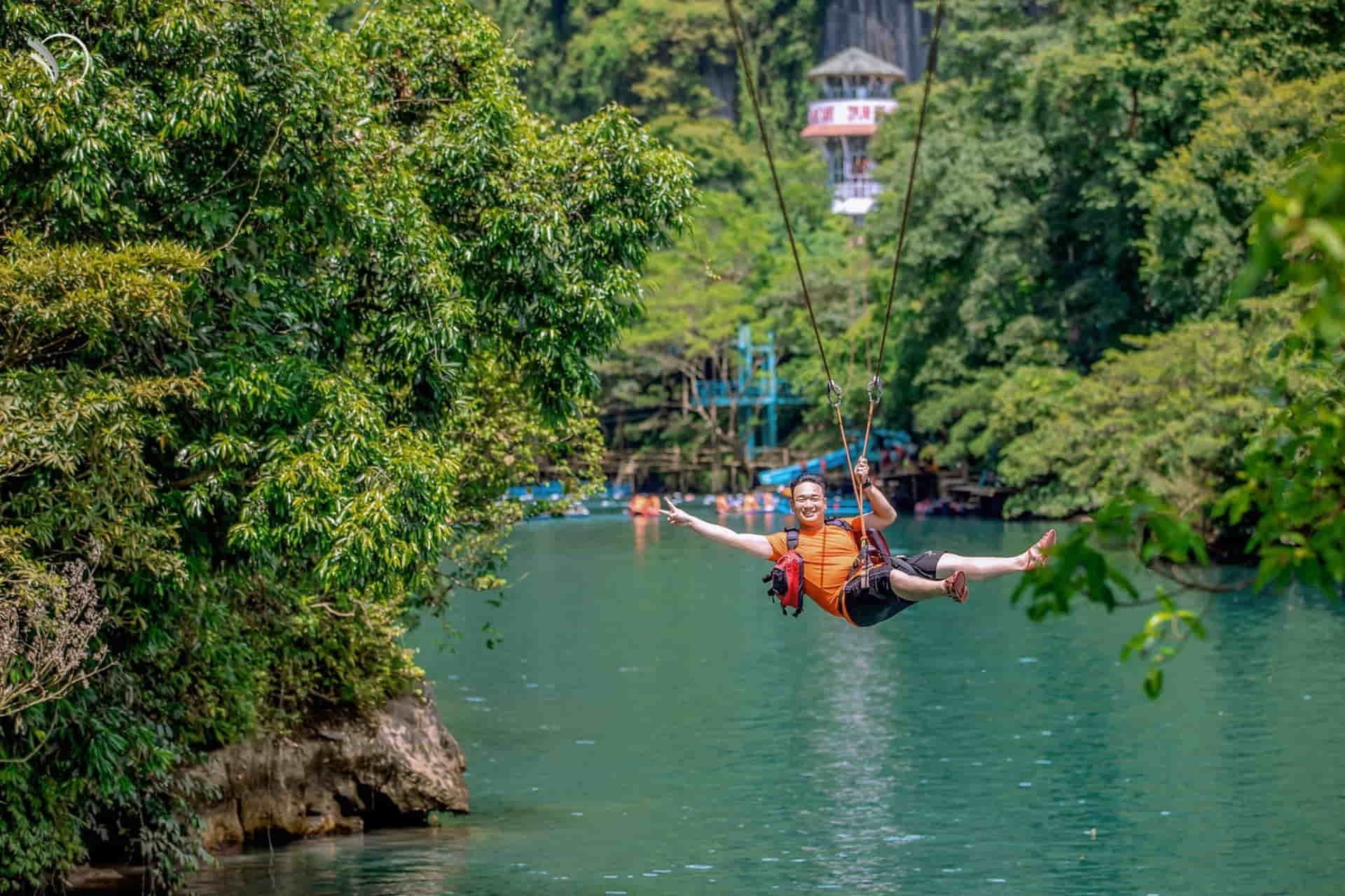 du khách đu zipline