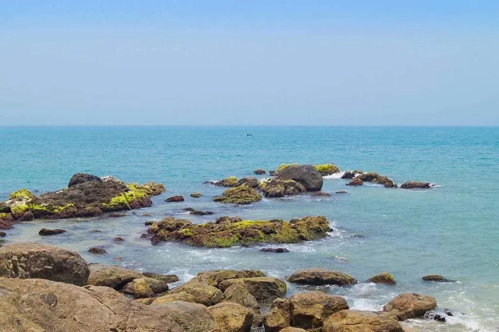 Ghềnh đá phủ rêu tại biển Hàm Rồng Huế