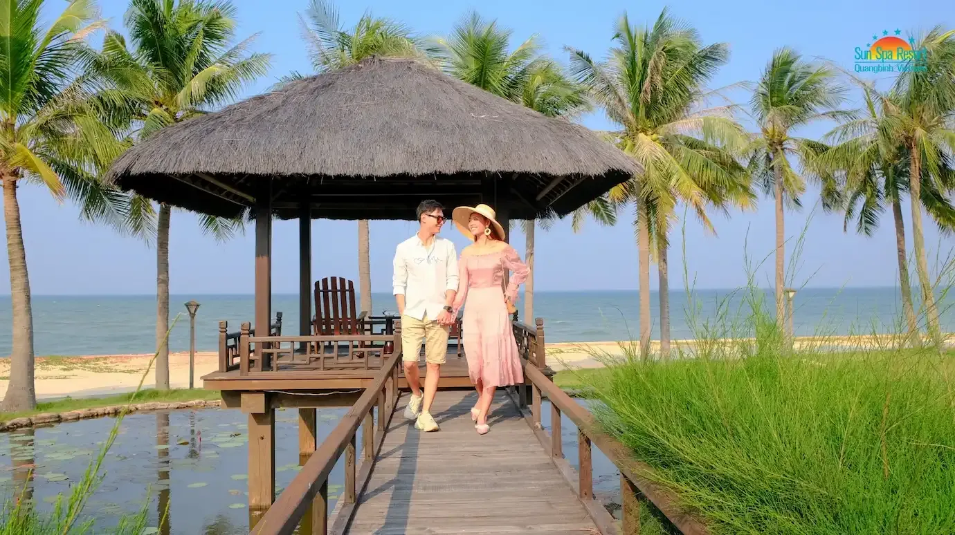 cặp đôi dạo bước ở sun spa resort