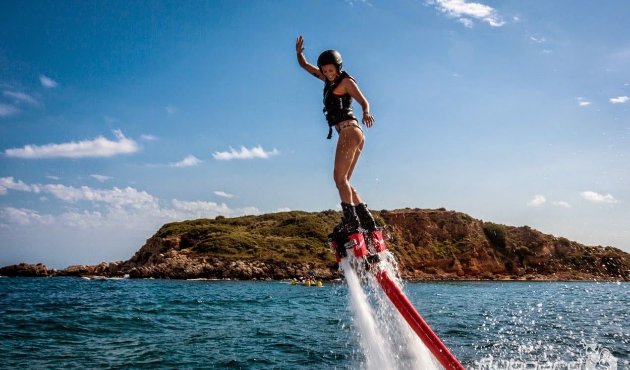 cô chái chơi flyboard mạo hiểm