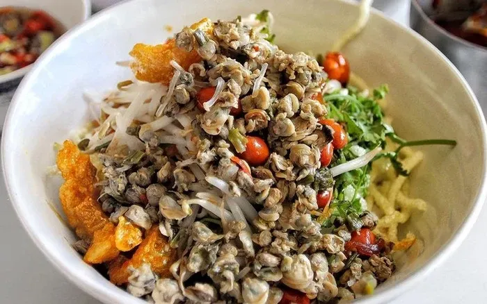 Tô bún hến tại Cồn Hến Huế