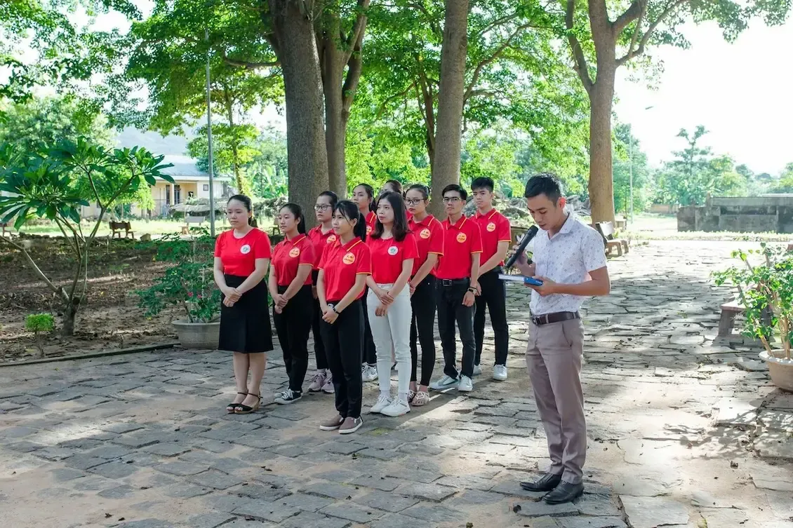 Du khách tham quan Nhà tù Lao Bảo