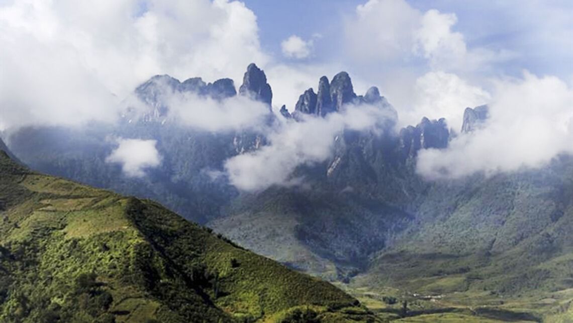 Ngũ Chỉ Sơn nhấp nhô hùng vĩ giữa biển mây