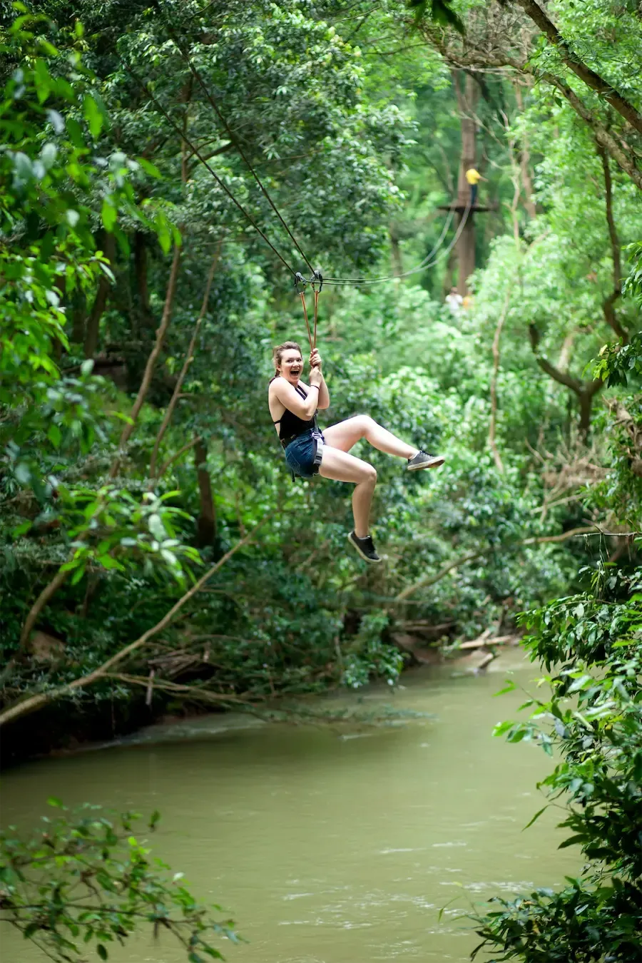 du khách đu zipline trên suối ozo quảng bình