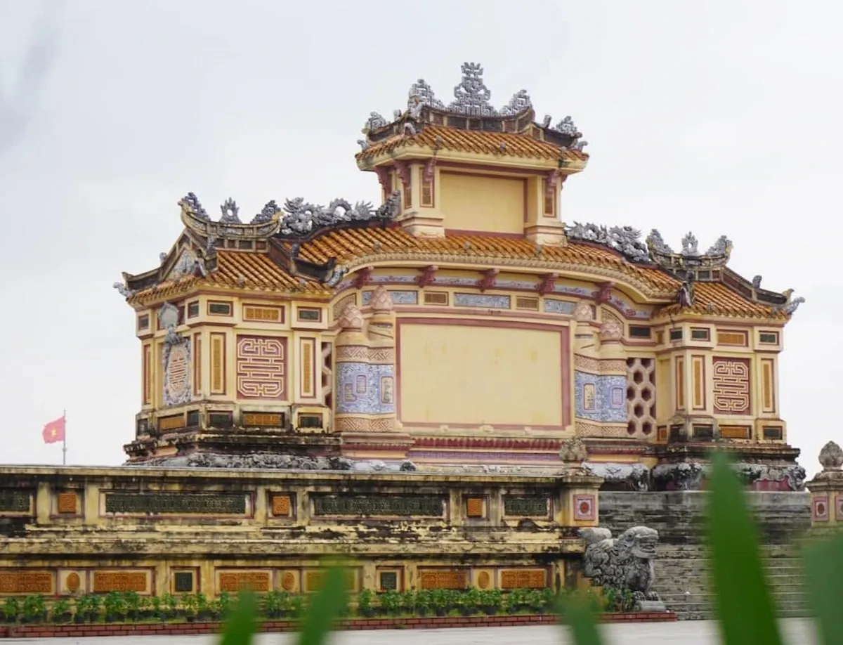 Bia Quốc học đối diện trường Quốc học Huế
