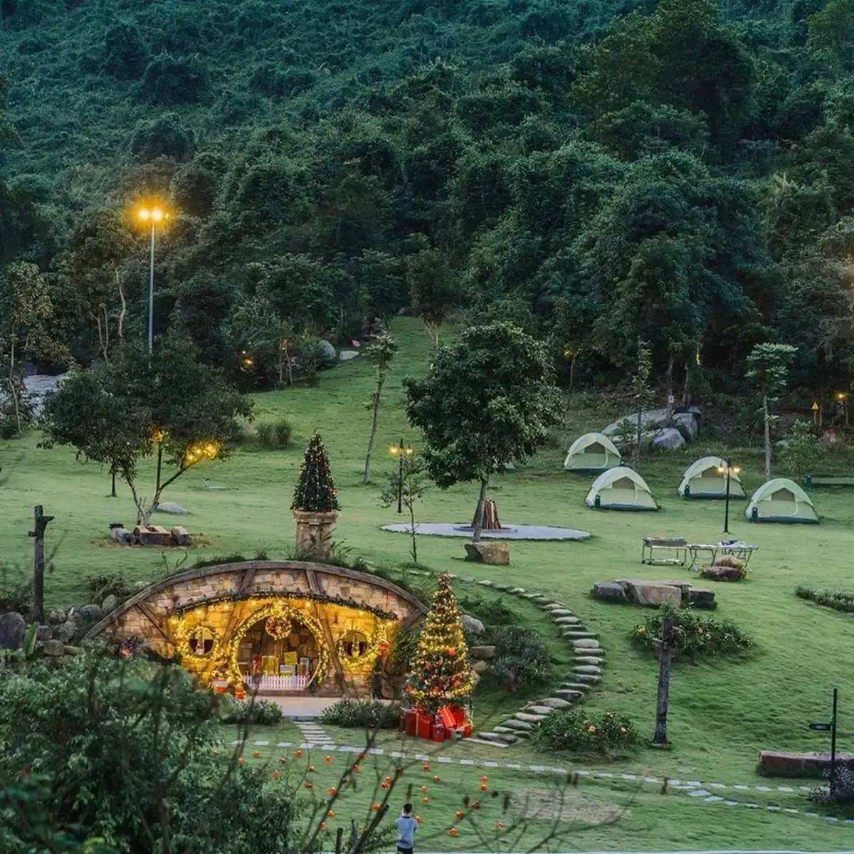 Làng Hobit nằm ngay dưới chân núi Bạch Mã