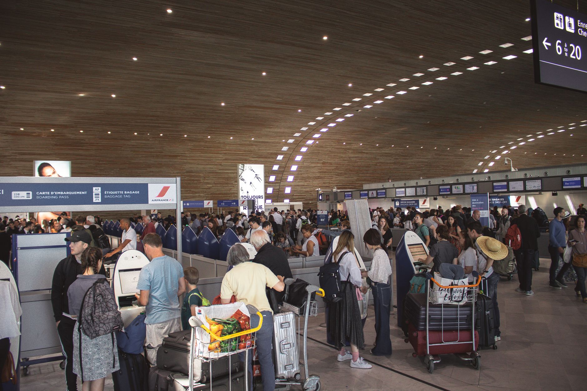 Warteschlange an der Passkontrolle in einem vietnamesischen Flughafen