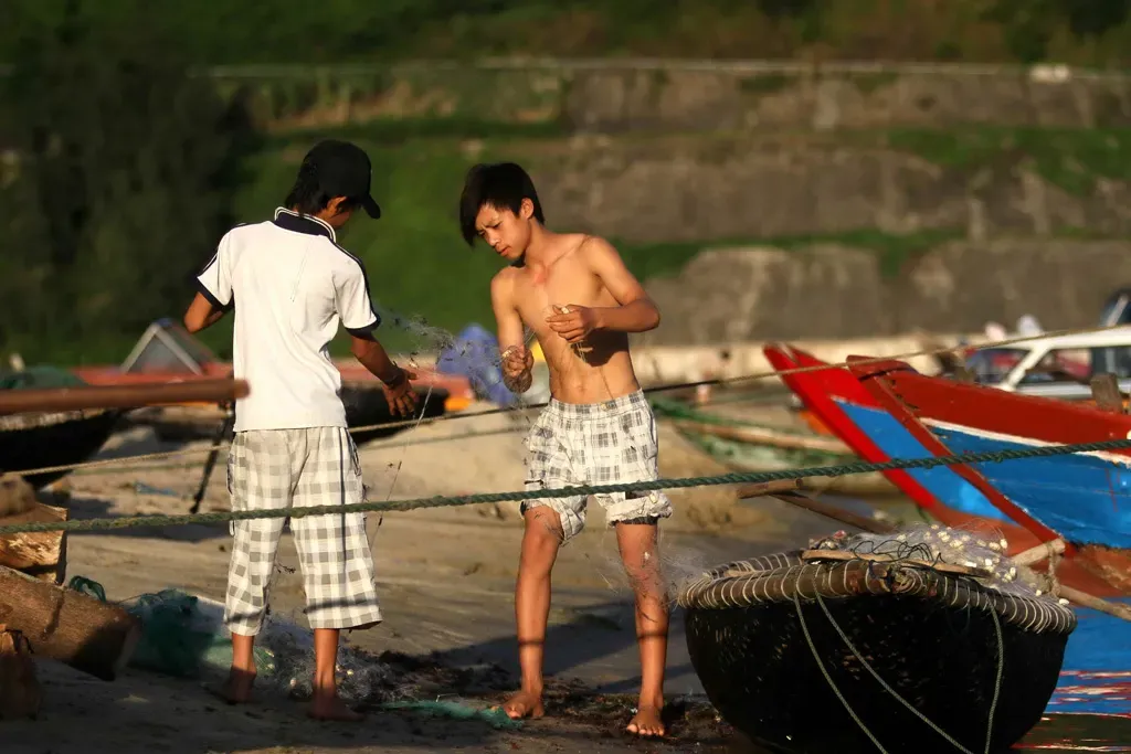 Người dân gỡ lưới tại biển Lăng Cô