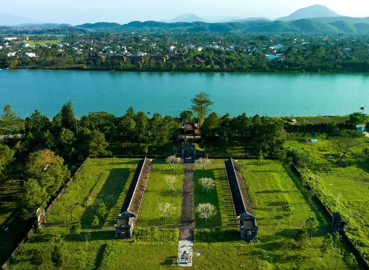 Toàn cảnh Văn Thánh Huế hướng ra sông Hương