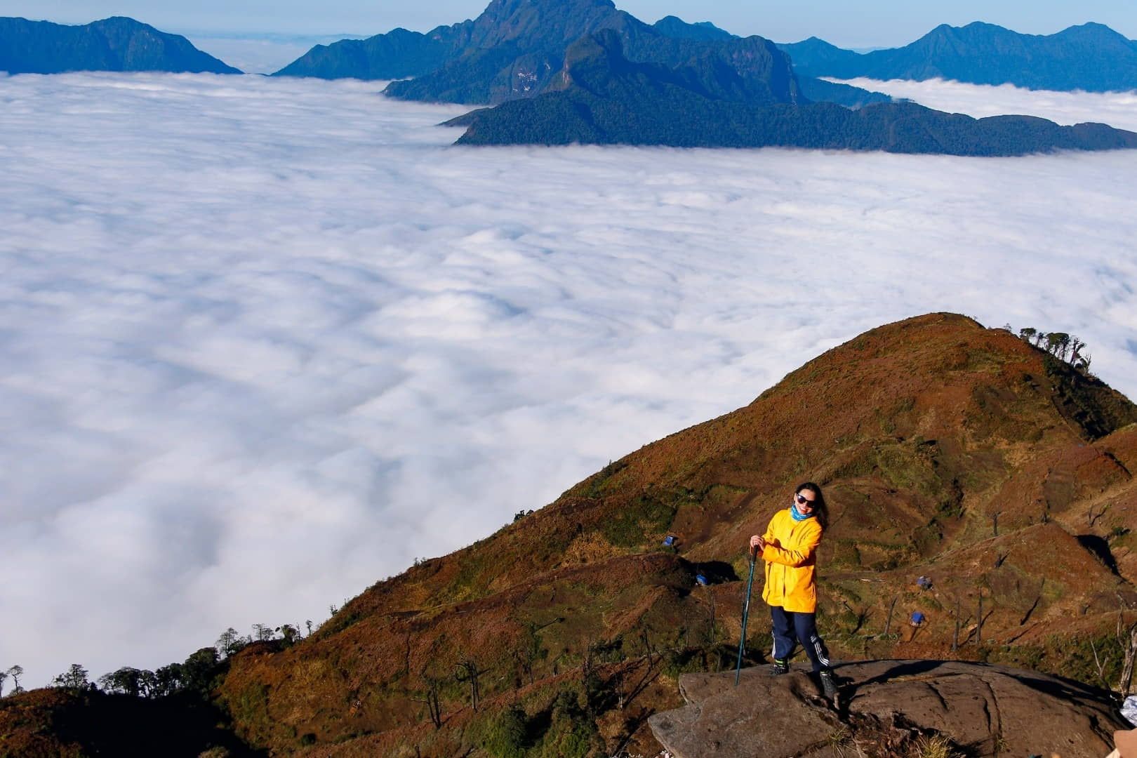 cô gái đứng trên đỉnh núi bạch mộc lương tử
