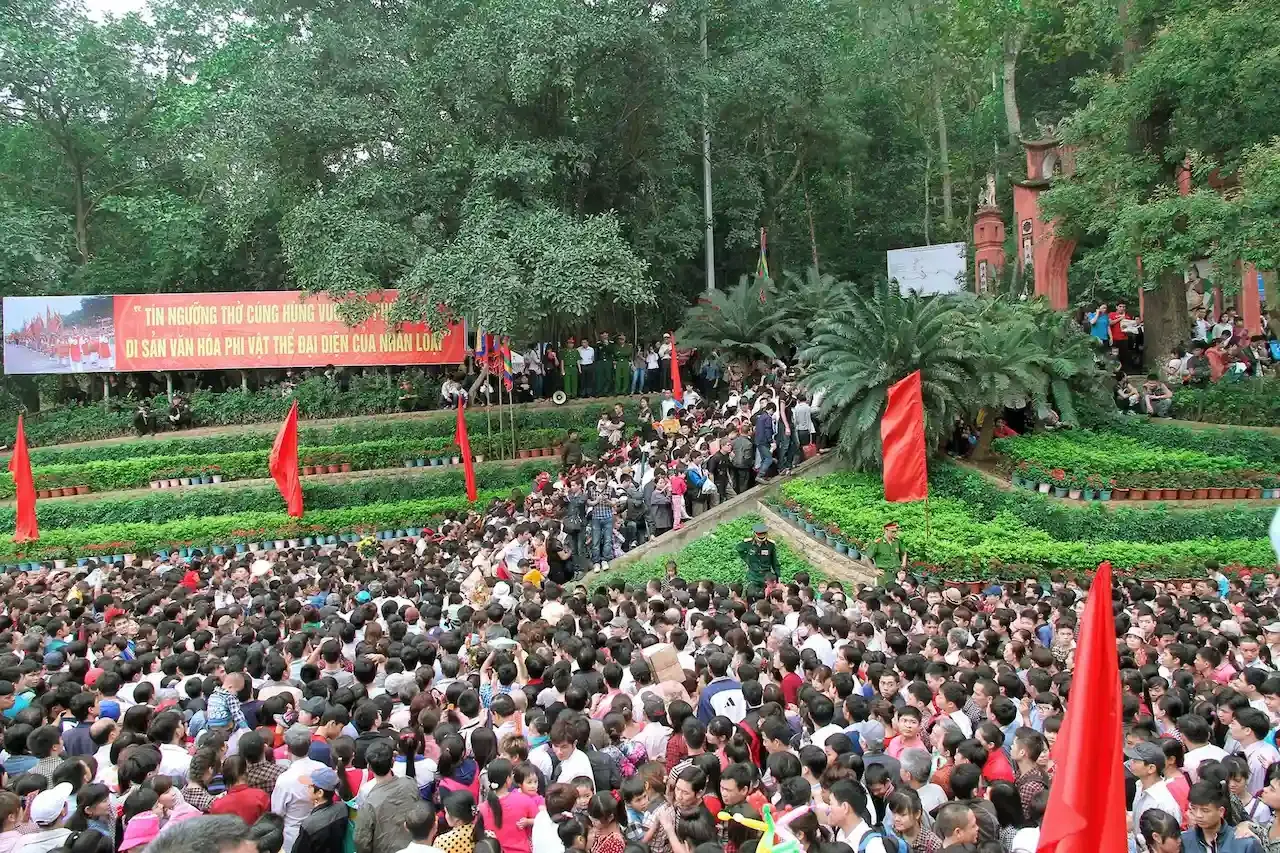 Du khách du xuân đất tổ