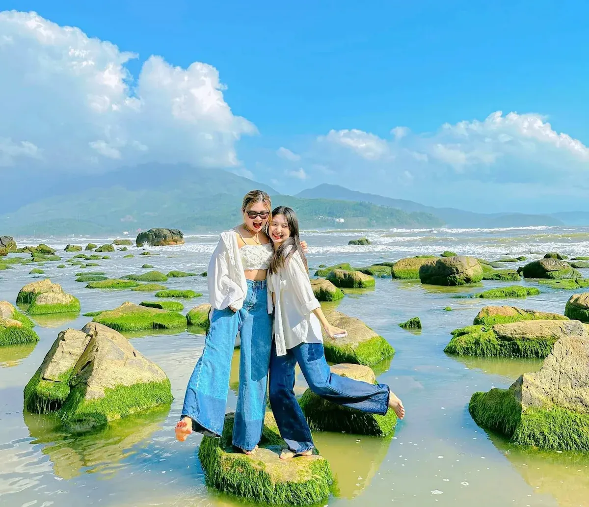 Biển Nam Ô với bãi đá rêu xanh