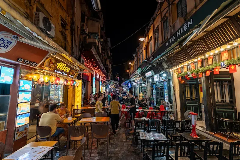 4. Overview of Hanoi Old Quarter Street