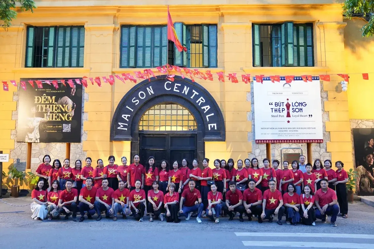 Đoàn du khách check in cổng Nhà tù Hỏa Lò