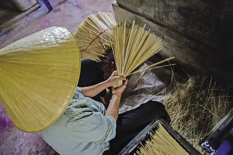 Nghệ nhân chẻ và lựa chọn chân hương