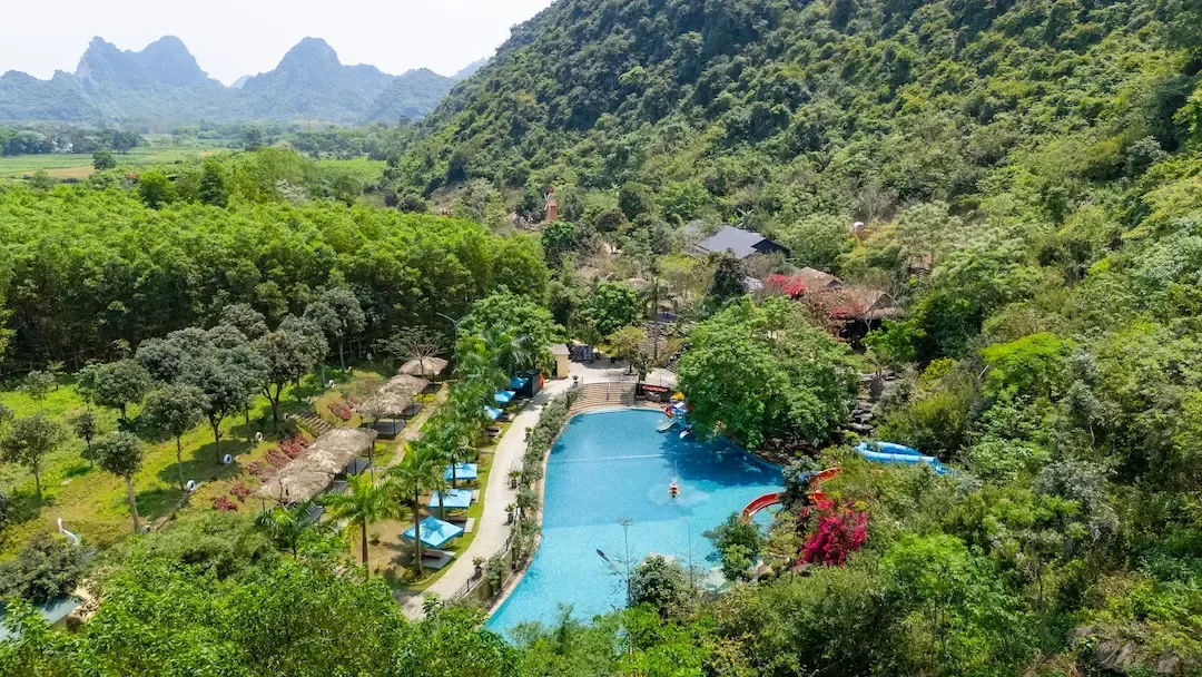 Toàn cảnh khuôn viên khu du lịch Suối Đá Quảng Bình