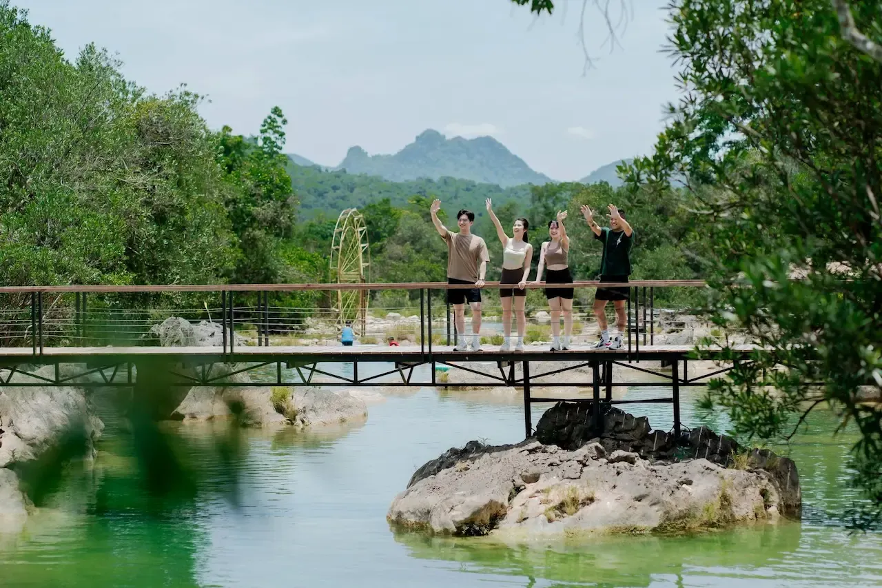 khe nước lạnh bao quanh bởi cây xanh