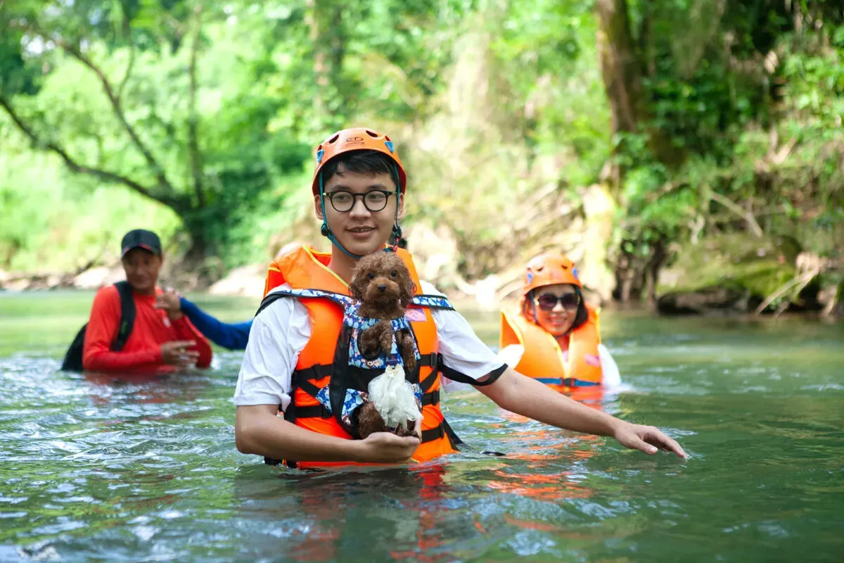 bơi lội dưới nước tại ozo park quảng bình