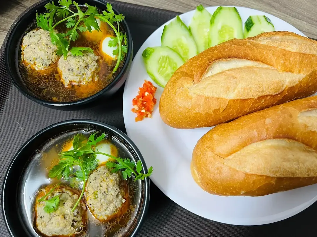bánh mì cùng bát xíu mại