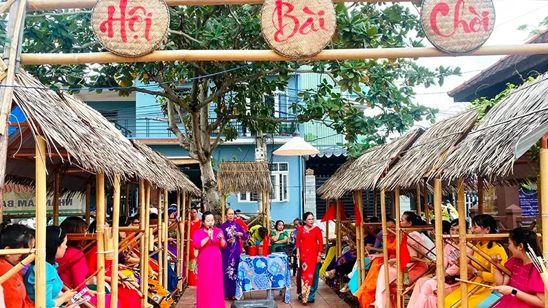 Không gian hội bài chòi tại Cầu Ngói Thanh Toàn