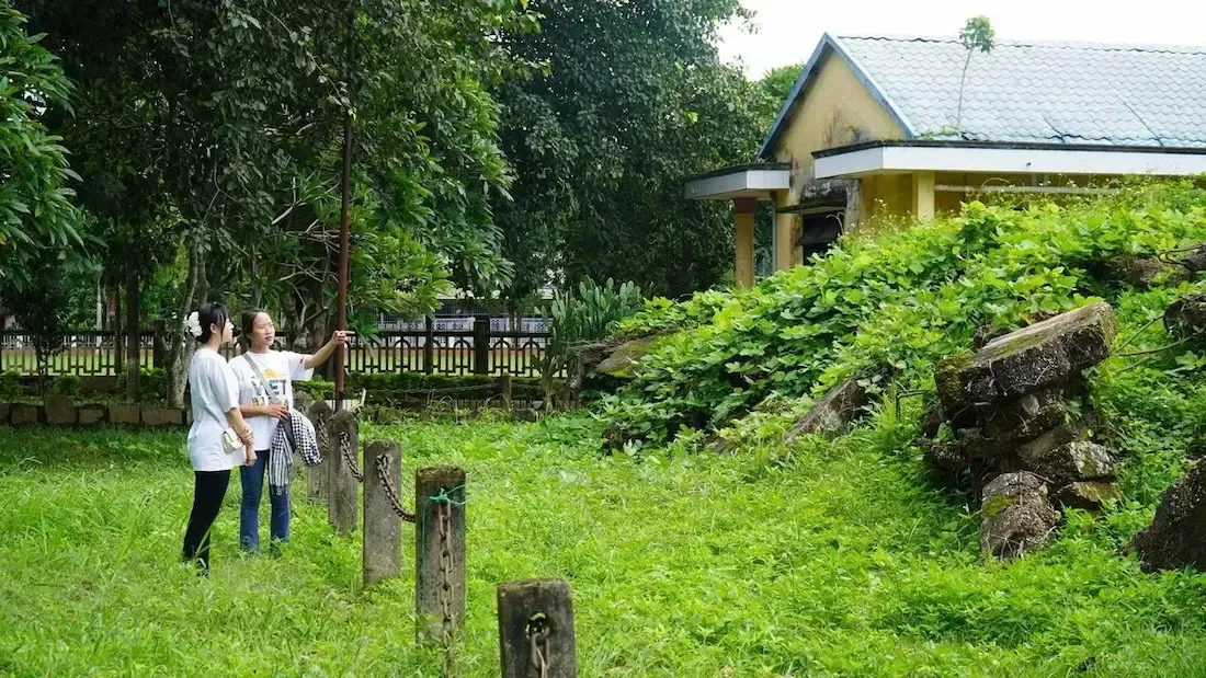 Du khách tham quan khu di tích Nhà tù Lao Bảo
