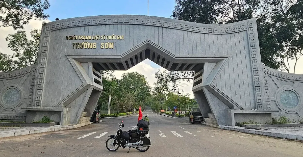 Cổng Nghĩa trang liệt sĩ Trường Sơn Quảng Trị