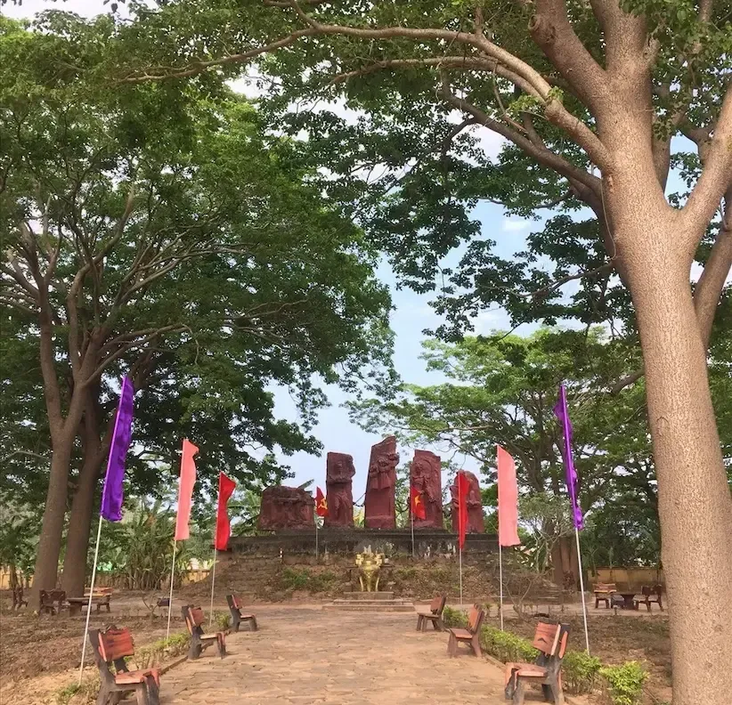 Cây vông đồng tại nhà tù Lao Bảo