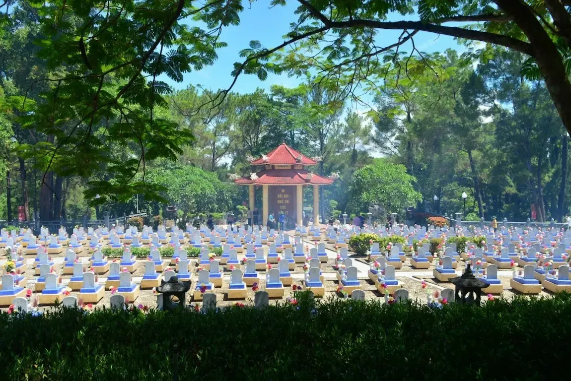 Khuôn viên khu mộ tại nghĩa trang Trường Sơn