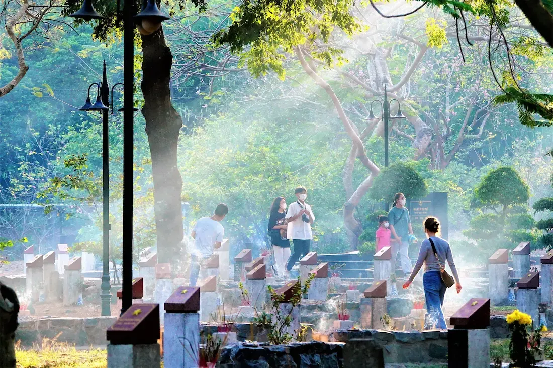 Du khách đến viếng Nghĩa trang Hàng Dương