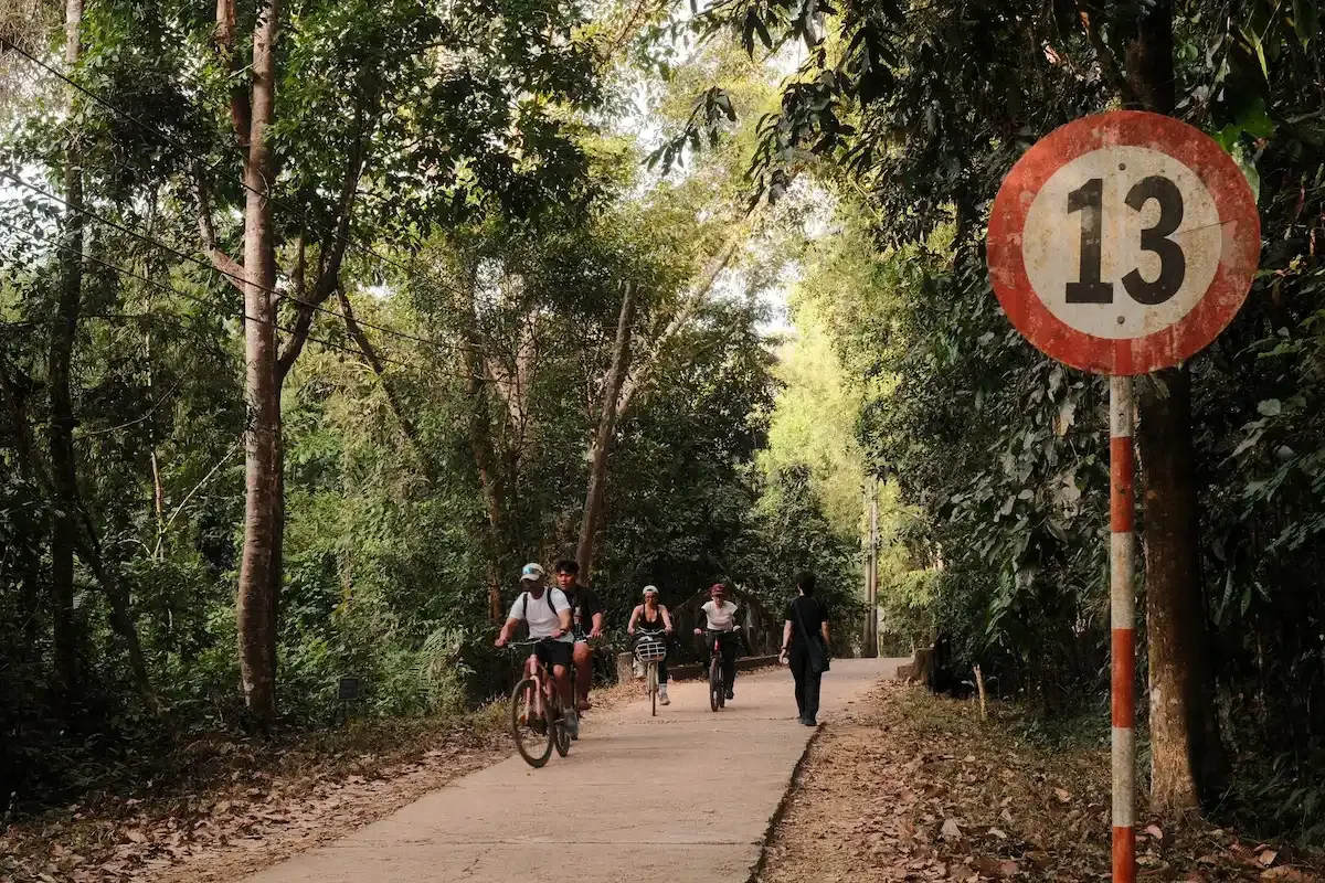 Du khách đạp xe tham quan vườn quốc gia Cát Tiên
