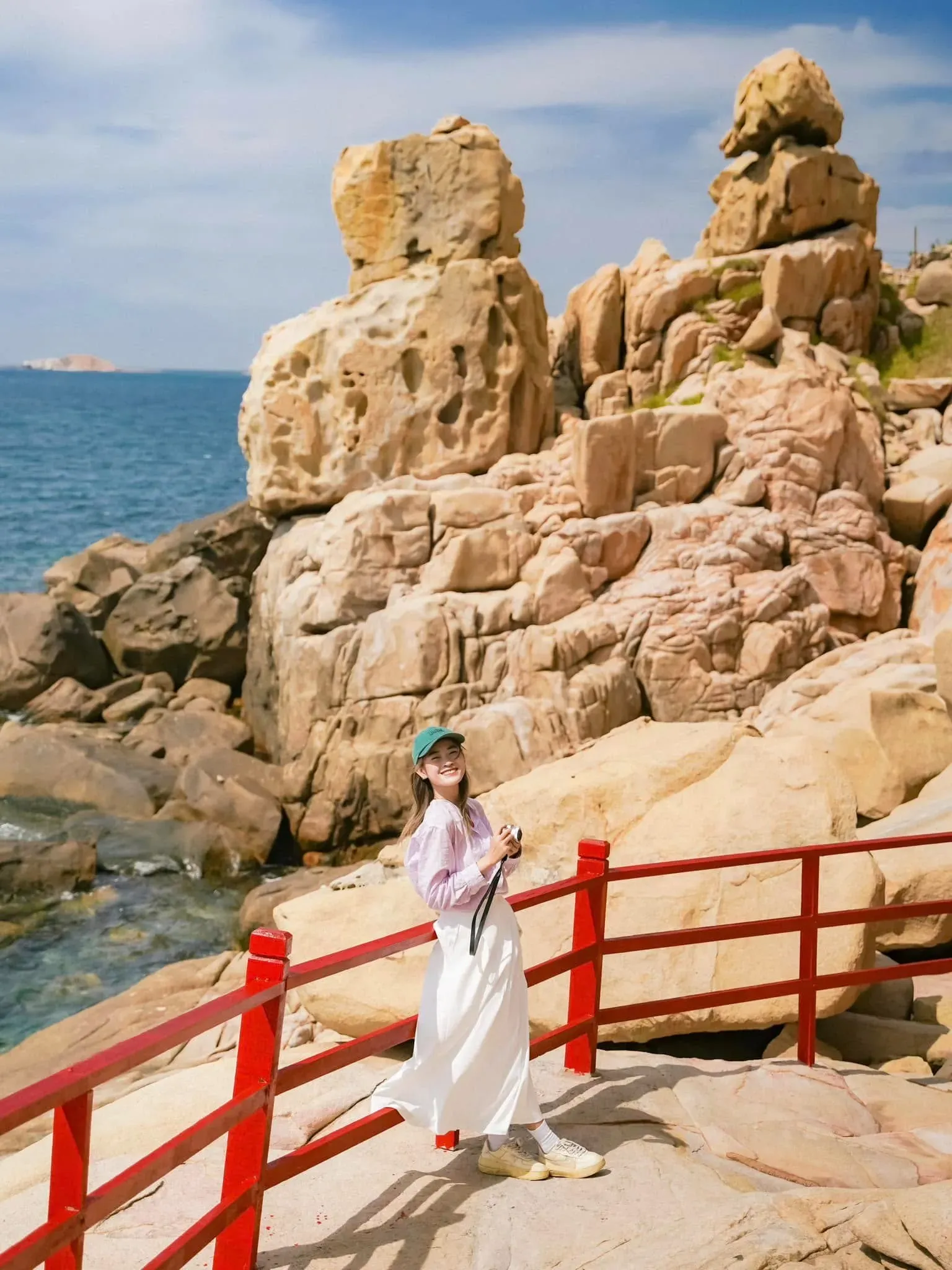 Nữ du khách check-in tại cầu gỗ hang Rái 