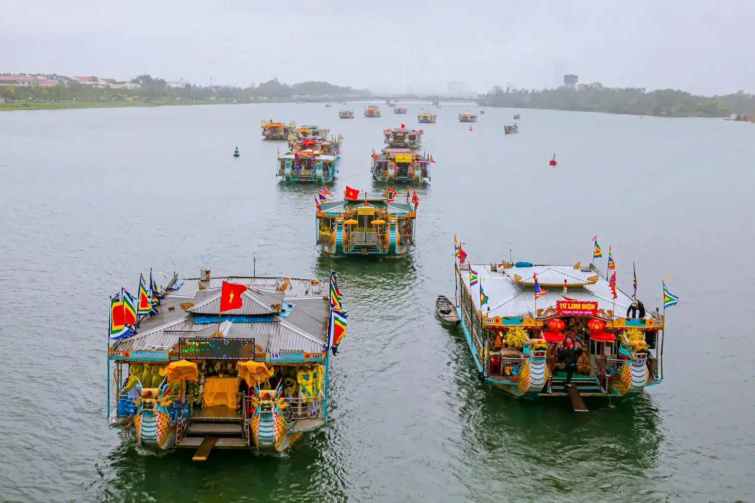 Đoàn thuyền rồng trên sông Hương trong Lễ hội Điện Hòn Chén