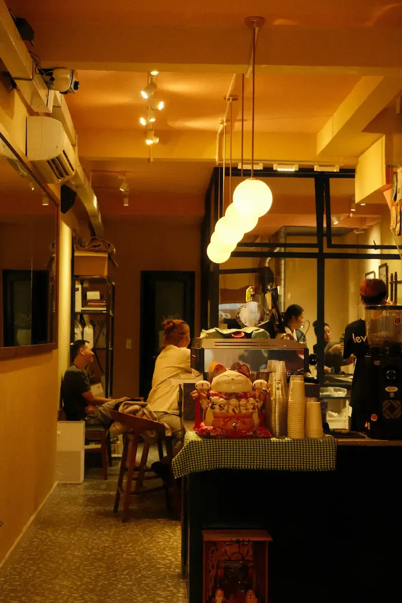 3. Partea   English Tea Room in the Cafe Apartment