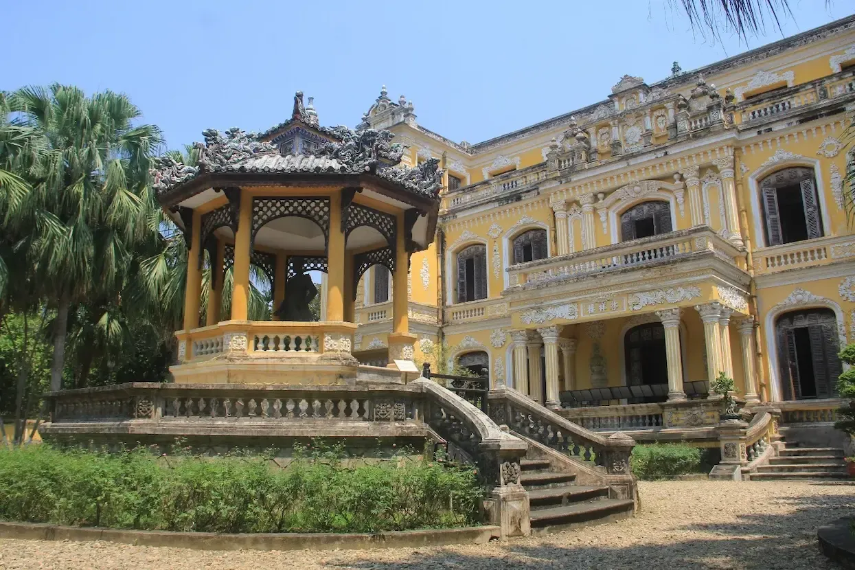 Đình Trung Lập và bức tượng vua Khải Định